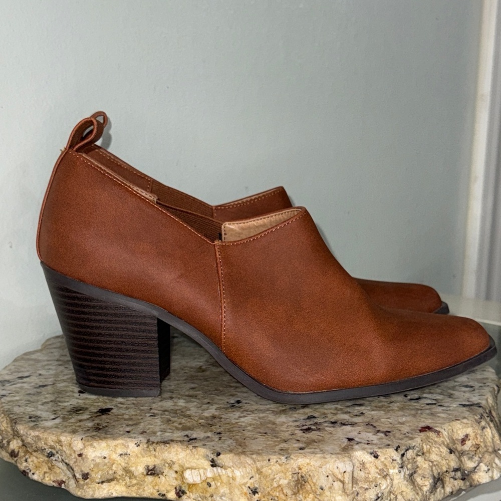 Chinese Laundry Gini 002 Brown Faux Leather Slip On Ankle Bootie Women’s Sz 7.5